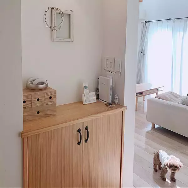 「すっきり快適な空間に。無印良品のアイテムで作るケーブル収納スペース」の画像