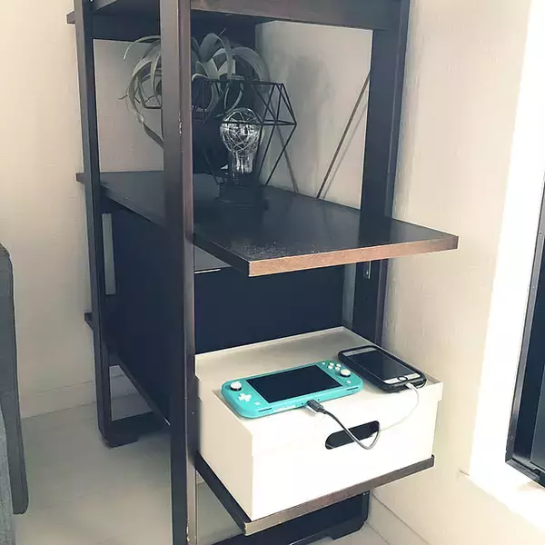 「すっきり快適な空間に。無印良品のアイテムで作るケーブル収納スペース」の画像