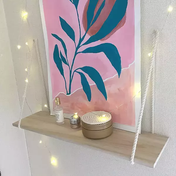 「壁を彩るアクセントにぴったり♪100均グッズで気軽に楽しく作れるウォールシェルフDIY」の画像