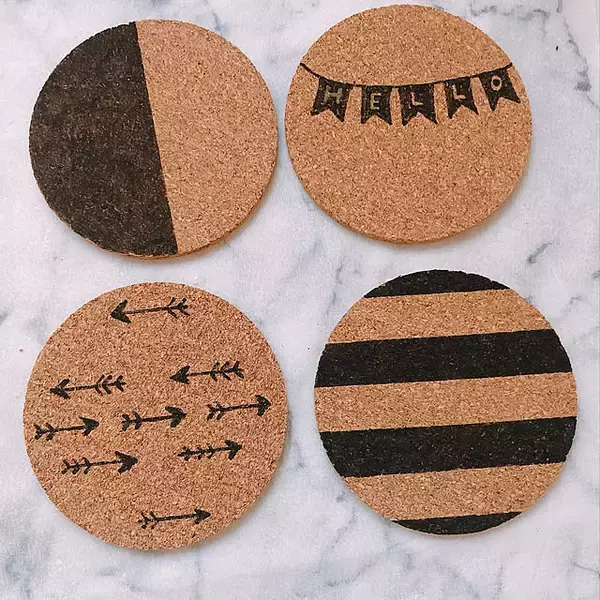 「おうち時間に手軽に楽しめる♪100均のアイテムを使ったコースターDIY」の画像