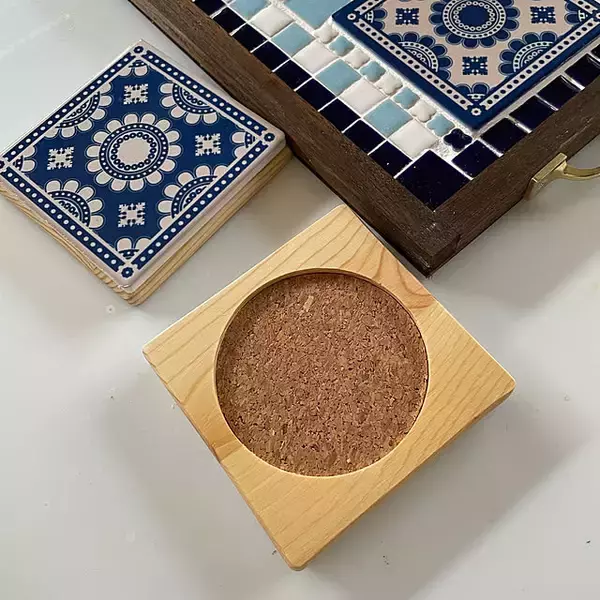 「おうち時間に手軽に楽しめる♪100均のアイテムを使ったコースターDIY」の画像