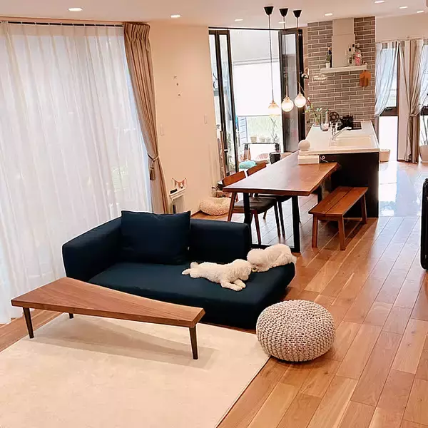 「魅力的なデザインと座り心地のよさで、くつろぎの時間を。ユーザーさん愛用のカリモク家具のソファ6選」の画像