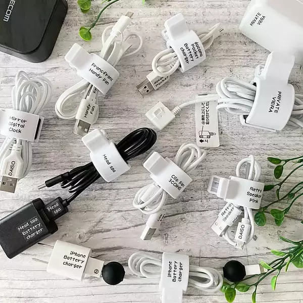 「絡まりを防いで出し入れしやすい！スッキリ収まるダイソーのコード収納」の画像