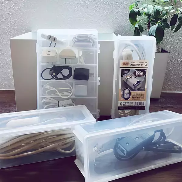 「絡まりを防いで出し入れしやすい！スッキリ収まるダイソーのコード収納」の画像