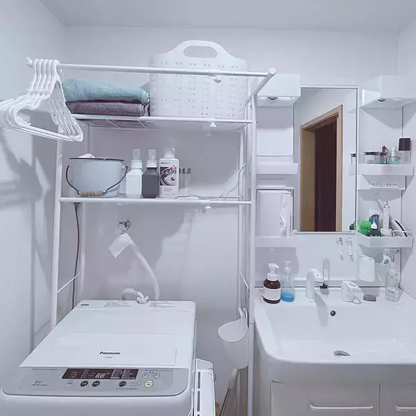 「限られたスペースを活かして洗濯機まわりをスッキリ使いやすく！IKEAのアイテムを活用したランドリー収納」の画像