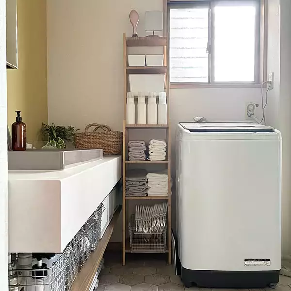 「限られたスペースを活かして洗濯機まわりをスッキリ使いやすく！IKEAのアイテムを活用したランドリー収納」の画像