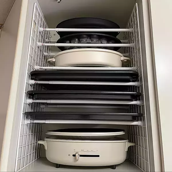 「お手軽なのにお部屋がスッキリ！ワイヤーネットを使った収納アイデア」の画像