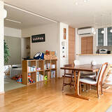 「快適なくつろぎ空間を作る。リビングに隣り合った和室のインテリア実例6選」の画像2