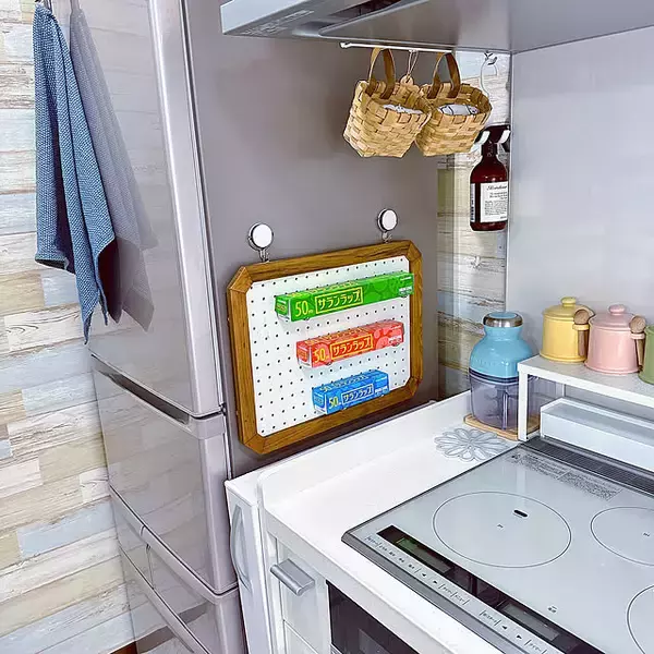 見逃すのはもったいない！冷蔵庫横のスペースを整理収納に活用するアイデア集