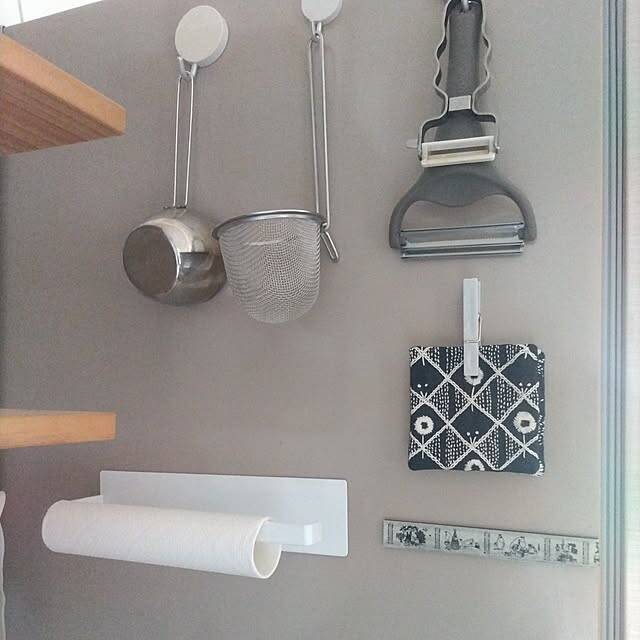 見逃すのはもったいない！冷蔵庫横のスペースを整理収納に活用するアイデア集