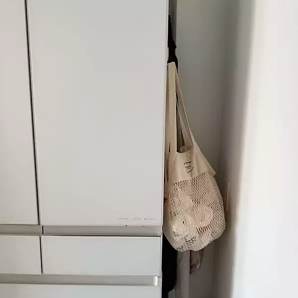 「見逃すのはもったいない！冷蔵庫横のスペースを整理収納に活用するアイデア集」の画像