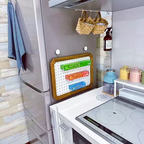 「見逃すのはもったいない！冷蔵庫横のスペースを整理収納に活用するアイデア集」の画像