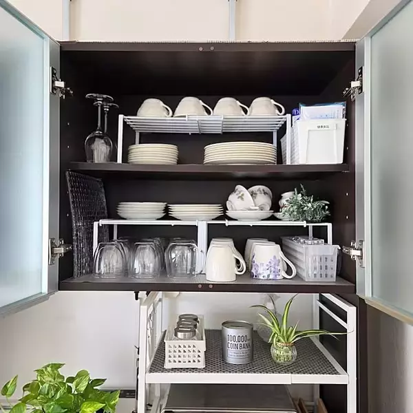 「整理整頓で出し入れがしやすくなる！コップ類の収納アイデア」の画像