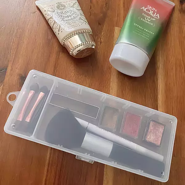 「ごちゃつき解消で使いやすく！100均アイテムで叶える快適メイク用品収納」の画像