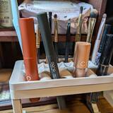 「ごちゃつき解消で使いやすく！100均アイテムで叶える快適メイク用品収納」の画像3