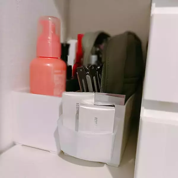 「ごちゃつき解消で使いやすく！100均アイテムで叶える快適メイク用品収納」の画像