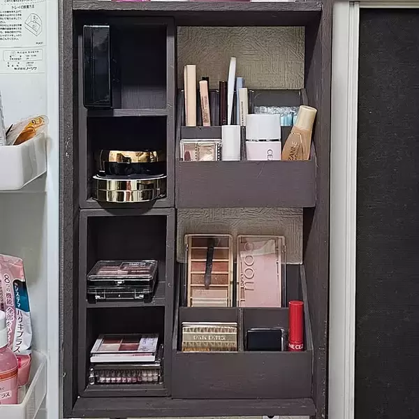 「ごちゃつき解消で使いやすく！100均アイテムで叶える快適メイク用品収納」の画像