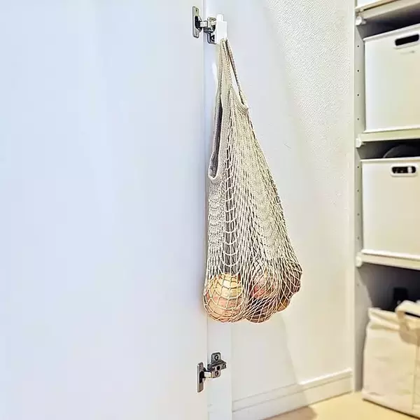 「壁を傷付けずにチョイ掛けスペースが作れる♪「鴨居フック」活用アイデア6選」の画像