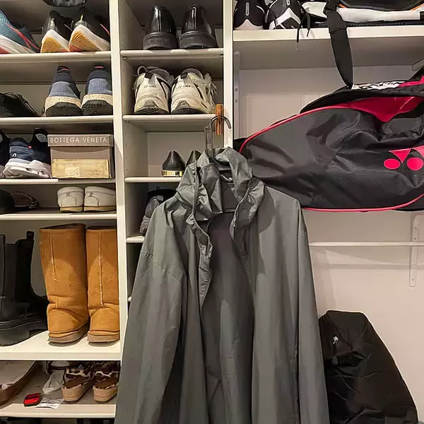 「壁を傷付けずにチョイ掛けスペースが作れる♪「鴨居フック」活用アイデア6選」の画像