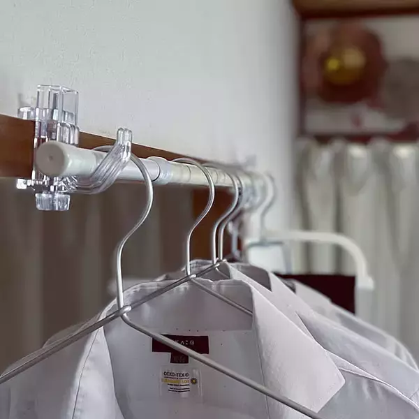 「壁を傷付けずにチョイ掛けスペースが作れる♪「鴨居フック」活用アイデア6選」の画像