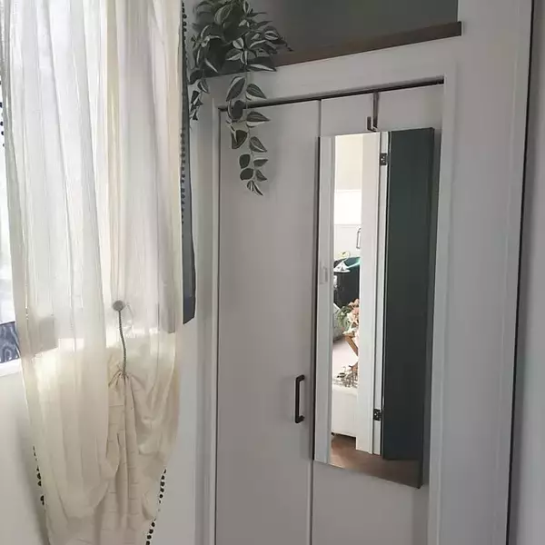 「軽量タイプから収納付きまで♪お部屋に合った置き方で選ぶ全身鏡」の画像