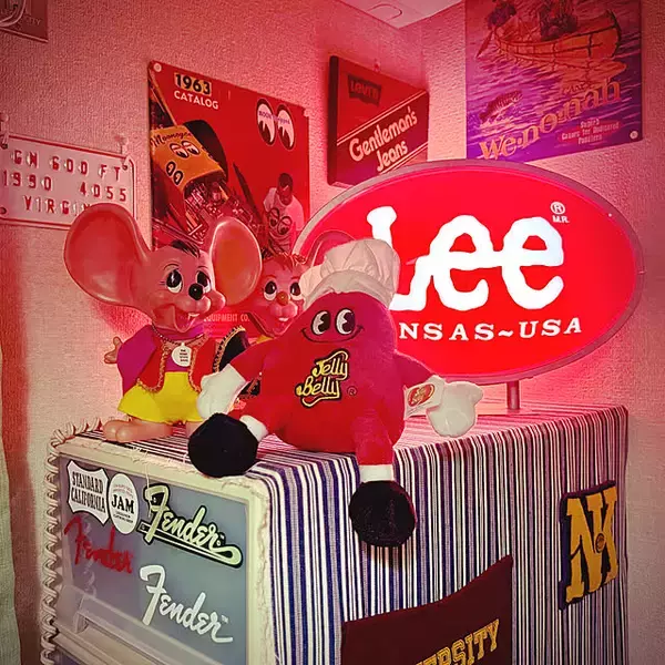 「カラフルな色づかいが楽しい☆アメリカンポップな空間のコーディネート実例」の画像