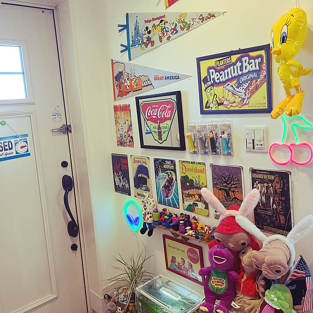 カラフルな色づかいが楽しい☆アメリカンポップな空間のコーディネート実例