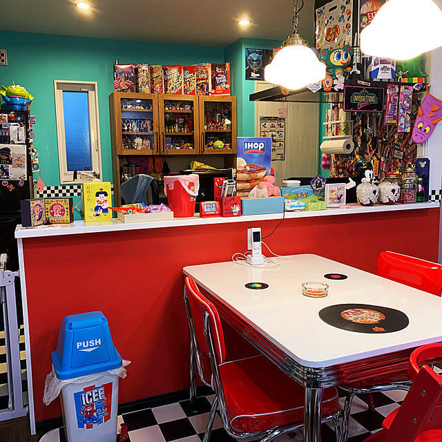 カラフルな色づかいが楽しい☆アメリカンポップな空間のコーディネート実例