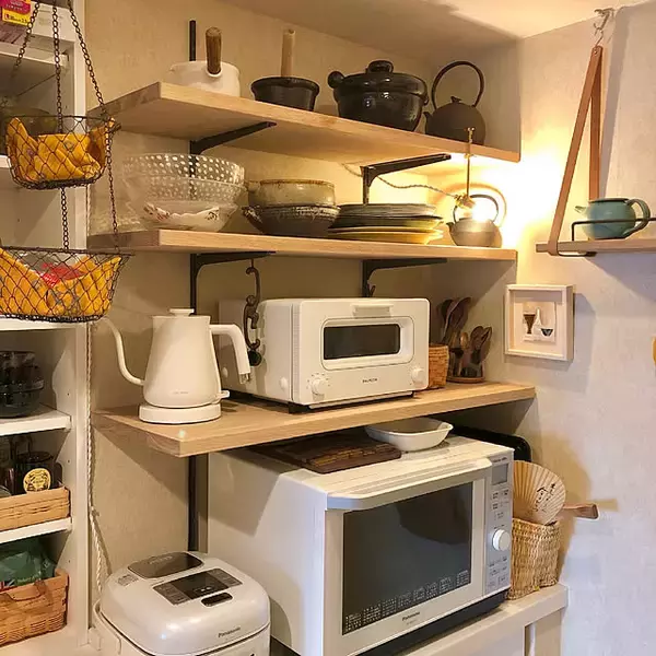 「見た目も使い勝手もばっちりな壁面に。ウォールシェルフDIYの実例6選」の画像