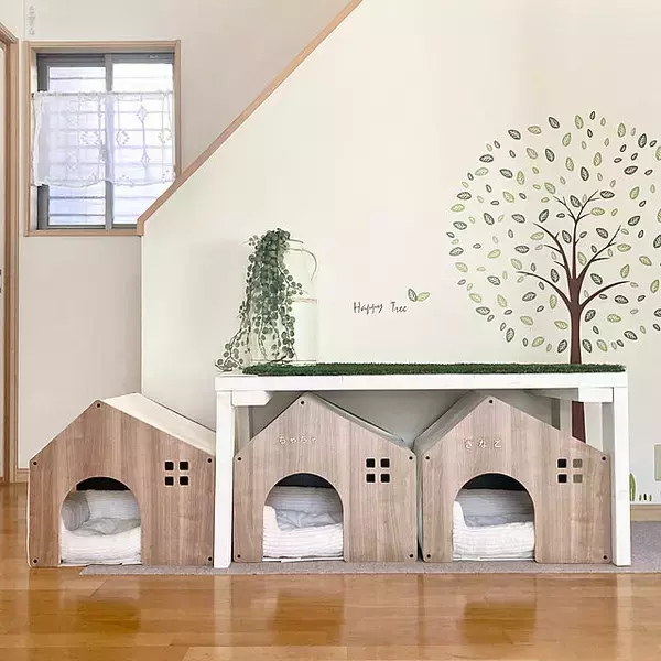 「ペットも大事な家族♡人もペットも快適に過ごせるリビングの風景」の画像