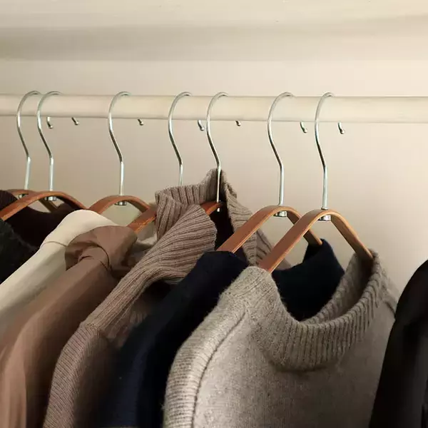 「【推しアイテム】手頃で優秀！軽くて省スペースのIKEAの竹製ハンガー by Hisayoさん」の画像