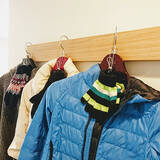 「ものを吊るして使いやすくスッキリ整える！セリアのステンレスフックシリーズを使った収納実例」の画像1