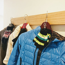 ものを吊るして使いやすくスッキリ整える！セリアのステンレスフックシリーズを使った収納実例