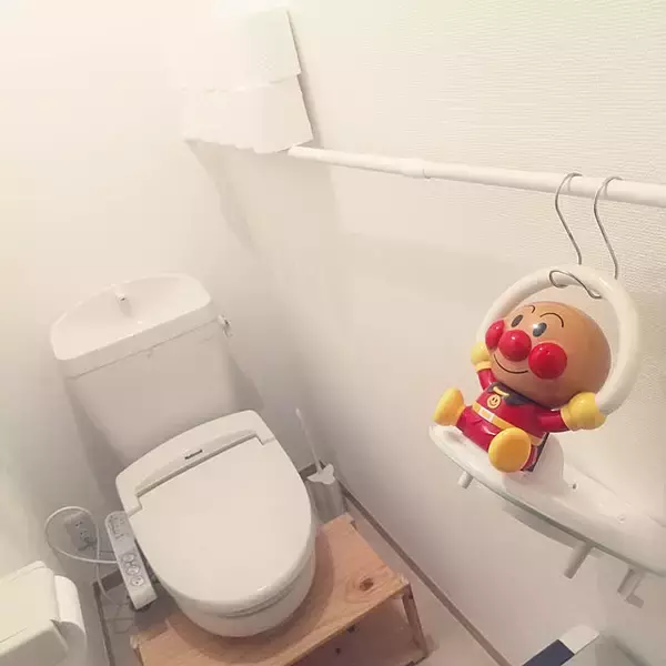 「ものを吊るして使いやすくスッキリ整える！セリアのステンレスフックシリーズを使った収納実例」の画像