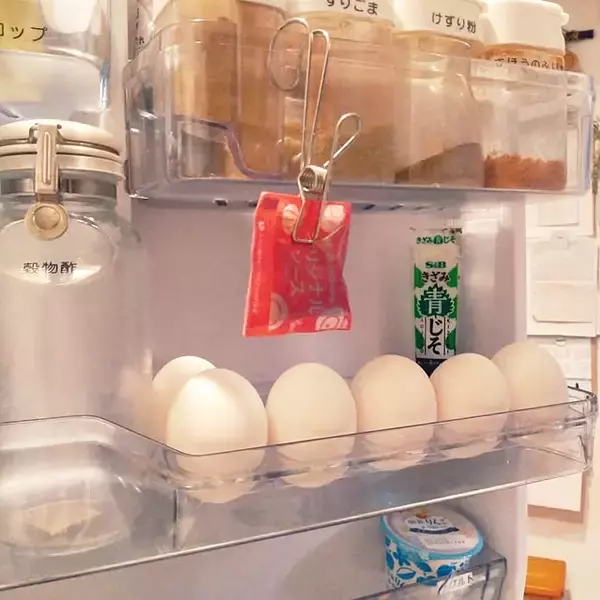 「ものを吊るして使いやすくスッキリ整える！セリアのステンレスフックシリーズを使った収納実例」の画像