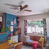 「カラーの力で明るくポジティブな空間を演出！カラフルインテリアの実例6選」の画像4