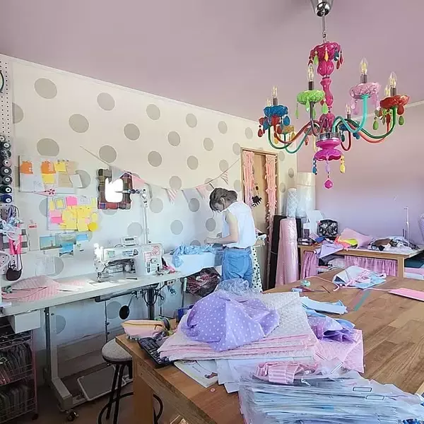 「カラーの力で明るくポジティブな空間を演出！カラフルインテリアの実例6選」の画像