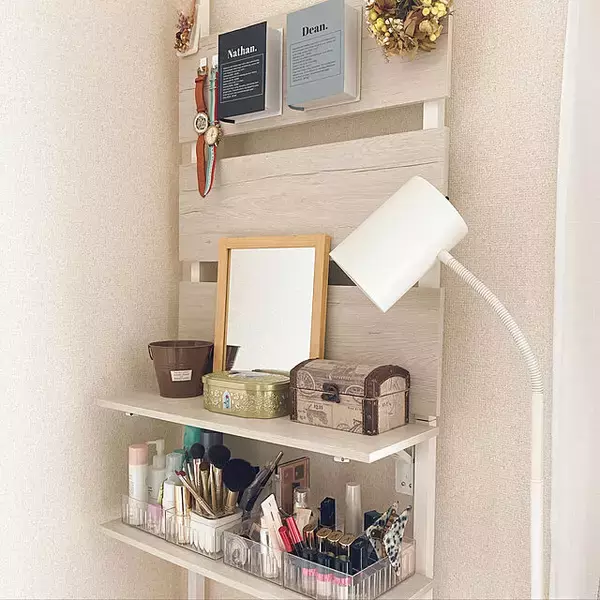 「アイデアがぎゅっ♡100均で作るわたしのメイク用品収納スペース」の画像