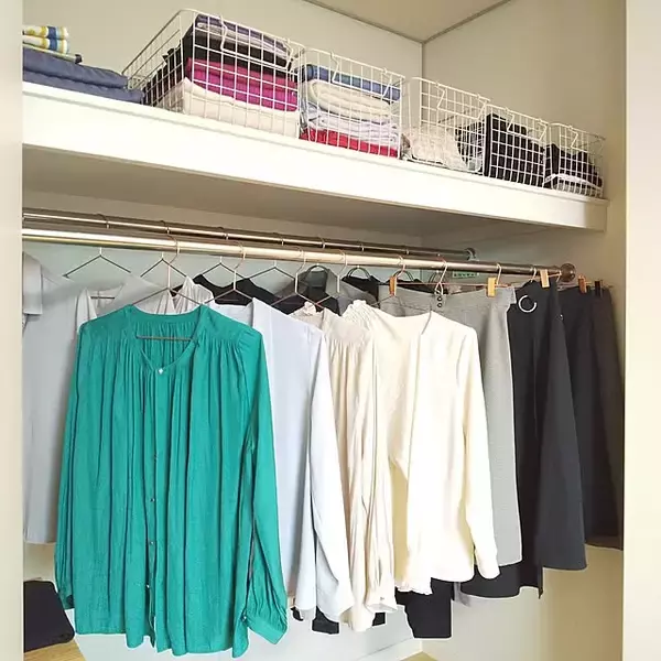 「季節の変わり目の面倒を軽減！衣替えを楽に＆不要にする収納テクニック6選」の画像