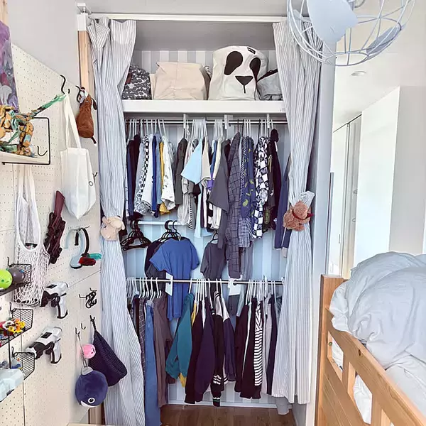 「季節の変わり目の面倒を軽減！衣替えを楽に＆不要にする収納テクニック6選」の画像
