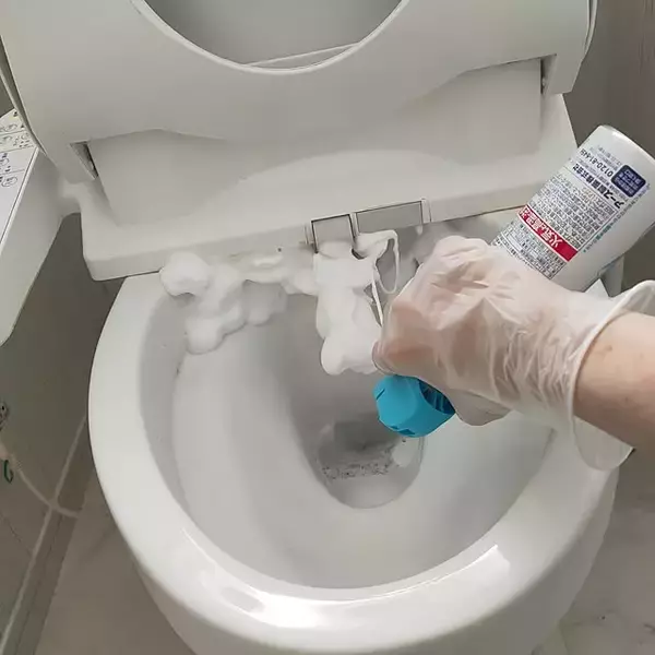 「その隙間、汚れが溜まってるかも？窓のサッシやトイレのフチ裏など隙間・溝掃除のアイデア6選」の画像