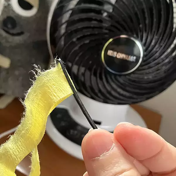 「その隙間、汚れが溜まってるかも？窓のサッシやトイレのフチ裏など隙間・溝掃除のアイデア6選」の画像