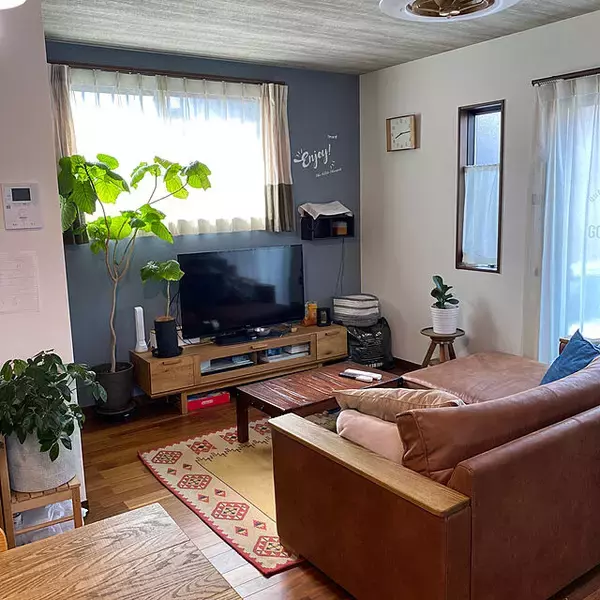 「海外風のハイセンスなインテリアに♪くすみカラーのアクセントウォール」の画像