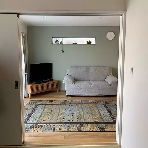 「海外風のハイセンスなインテリアに♪くすみカラーのアクセントウォール」の画像