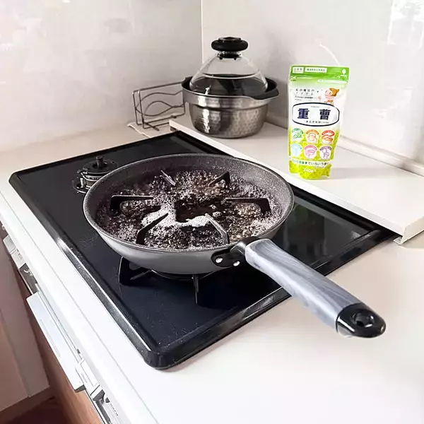 「汚れを防ぐ工夫も♪コンロまわりをいつでもキレイに保つお掃除方法」の画像