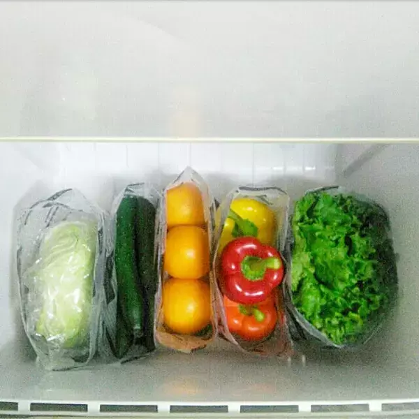 「いろんな野菜を整理整頓♪冷蔵庫の野菜室のわかりやすい収納アイディア」の画像