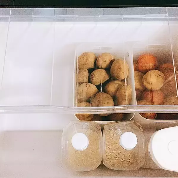 「いろんな野菜を整理整頓♪冷蔵庫の野菜室のわかりやすい収納アイディア」の画像