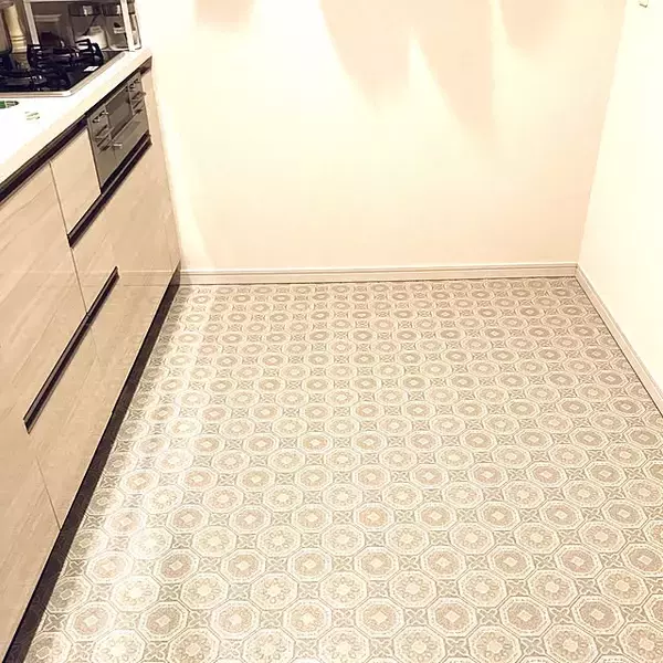 「キッチンをお気に入りの空間に！壁・床・収納扉のリメイク実例紹介」の画像