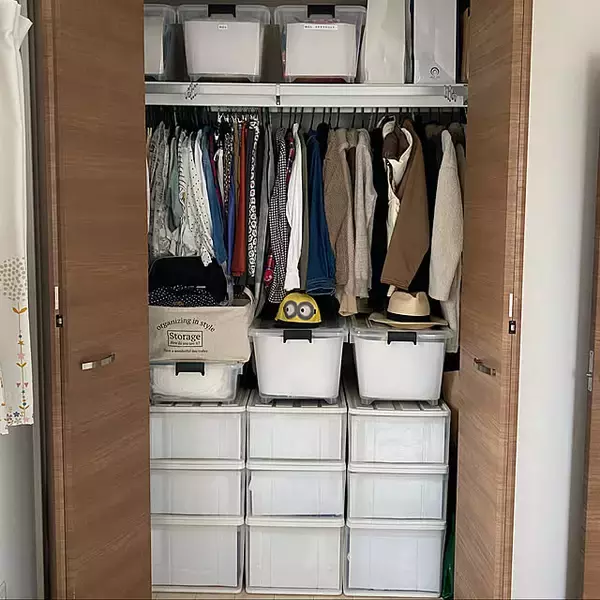 「ごちゃつきを解消して自分らしくアレンジ♪空間が垢抜ける衣装ケースの目隠しアイデア」の画像