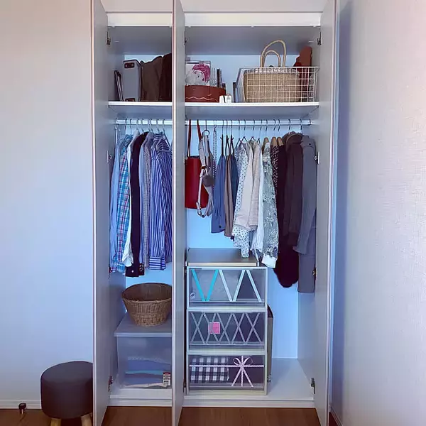 「ごちゃつきを解消して自分らしくアレンジ♪空間が垢抜ける衣装ケースの目隠しアイデア」の画像